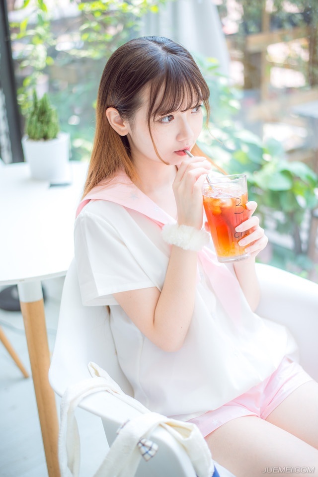 “回援江夏！”陈到冷冷的看了伏德一眼，正看到伏德眼中的愕然，冷哼一声，此刻也顾不了太多，连忙跳上一艘战船，伏德也连忙跟上，现在他终于知道哪里不对了，如果江东兵马之前贸然攻击夏口的话，恐怕会遭殃，但现在……伏德心里默默地松了口气。